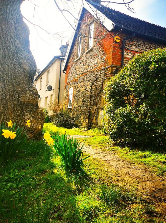 Historic, Traditional & Spacious Wiltshire Cottage Shrewton Экстерьер фото